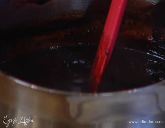 Приготовить шоколадный соус: в небольшую кастрюлю влить 200 мл воды, добавить сахар и сварить сироп, всыпать какао, помешивая, довести до кипения и снять с огня, затем добавить шоколад и дать ему полностью раствориться.