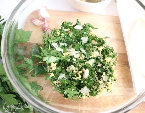 Зелень измельчить, положить в большую миску. Чеснок почистить, пропустить через пресс, добавить к зелени. Добавить натертую на терке цедру 1 лимона и 1 ч. л. лимонного сока.