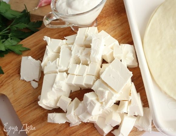 Нарезать сербскую брынзу.