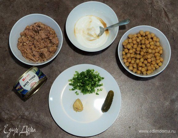 Подготавливаем ингредиенты. Лук промываем и мелко нарезаем. Тунца ТМ «Магуро» разминаем вилкой. В сметану добавляем соевый соус и 0,5 ч. л. горчицы.