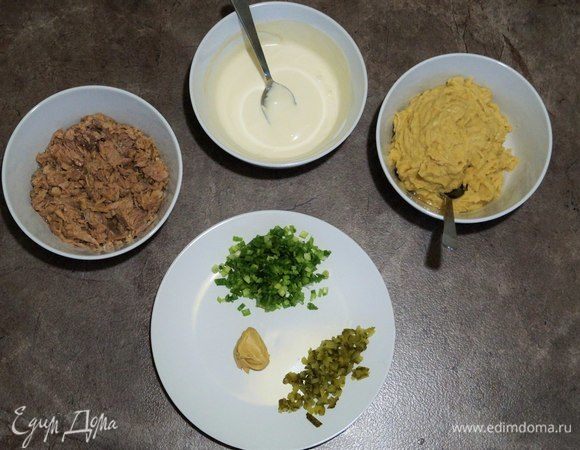 Пюрируем нут. Маринованный огурчик мелко нарезаем кубиками.