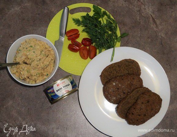 В нут добавляем сметану, зеленый лук, тунца, горчицу и маринованный огурчик, все тщательно перемешиваем. Черри нарезаем тонкими ломтиками, зелень петрушки и укропа промываем.