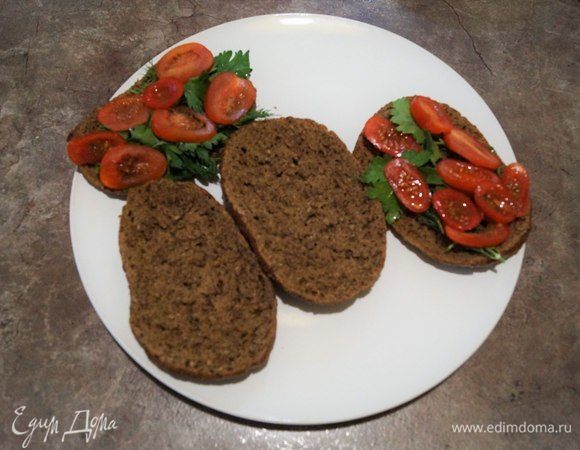 На половинку ржаной лепешки укладываем слоями зелень, черри, паштет и накрываем второй половинкой лепешки. Украшаем листиком петрушки.