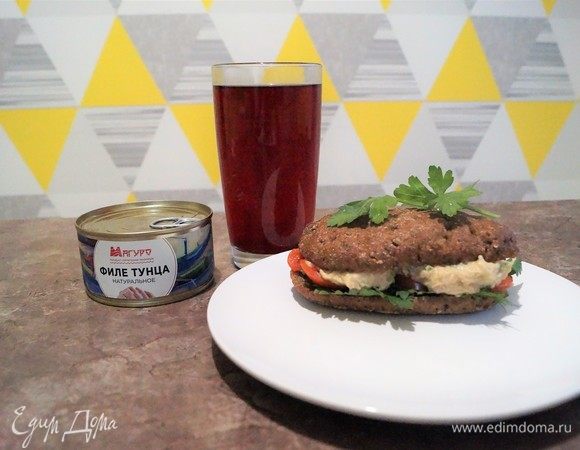 Стакан чернично-клюквенного морса и бутерброд с паштетом — очень вкусно! Попробуйте!