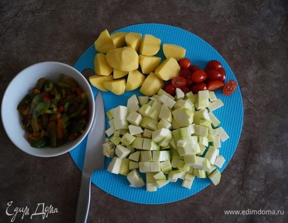 Духовку включаем в режим конвекция на 200°C. Картофель нарезаем крупными дольками, кабачки —  кубиками, перец — полосками, черри — пополам или оставить целыми.