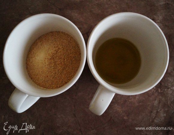 Смешиваем оливковое масло, панировочные сухари, соль и перец.