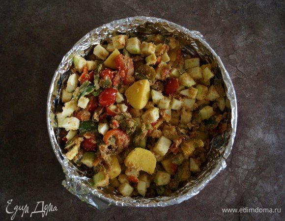 Все перемешиваем и выкладываем в форму, предварительно обернутую фольгой. Ставим в духовку на 50–60 минут. Помешиваем каждые 20 минут и следим, чтобы не подгорало. Готовность проверяем по картофелю, он должен быть мягким и слегка поджаристым.