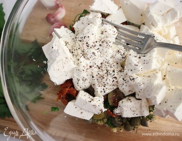 Добавить к смеси сербскую брынзу, 50 грамм греческого йогурта, соль, перец, размять немного и перемешать с помощью вилки.