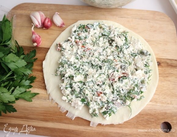 Сыр сулугуни (блины) покрыть равномерно третьей частью начинки. Всего у меня три блина сыра сулугуни.