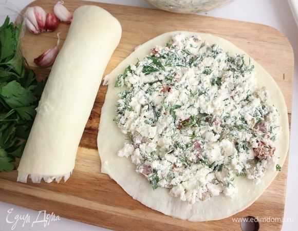 Свернуть плотно рулеты из сулугуни с начинкой.