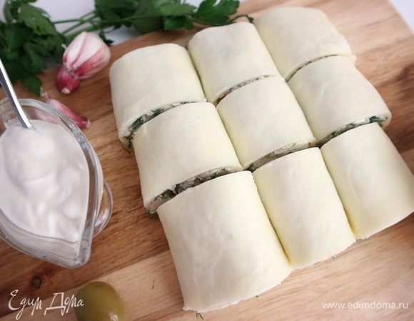 Разрезать рулеты на несколько частей, можно разрезать не по прямой, а диагонально — как вам больше нравится.