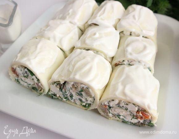 Смазать верхнюю часть рулетов греческим йогуртом (50 грамм).