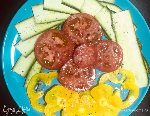 Добавляем оливковое масло, специи по вкусу и минут на 10 оставляем мариноваться.