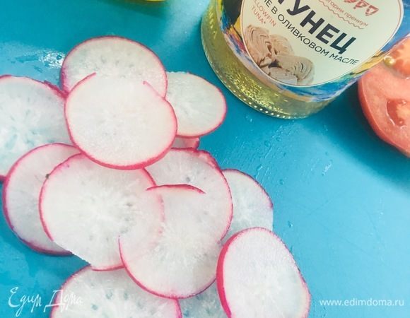 Нарезаем редиску.