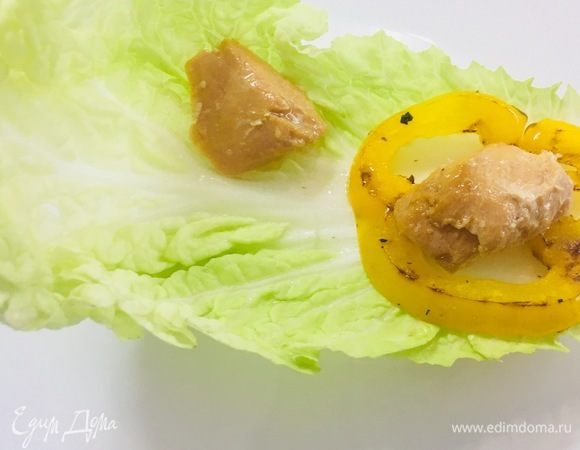 Листья салата промываем, обсушиваем и выкладываем в них овощи гриль, редис, тунца ТМ «Магуро» в произвольном порядке. Украшаем по желанию и поливаем йогуртовой заправкой.