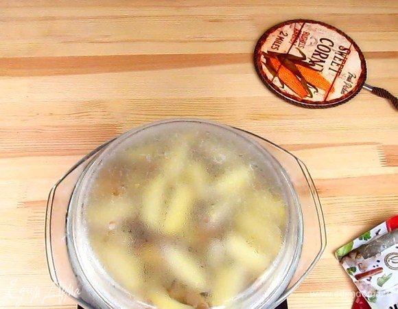 После того, как картофель проварился, обязательно слейте с него воду.