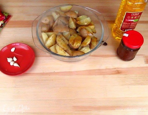 В кастрюлю с картофелем добавьте ваши любимые специи. У меня это орегано, базилик, сладкая паприка, куркума, черный молотой перец. Посолите по вкусу, добавьте чеснок и растительное масло, масло можно брать ароматное подсолнечное, на мой вкус, с ним даже вкуснее получается. Но если вы любите оливковое масло или кукурузное, то тоже прекрасно подойдет.