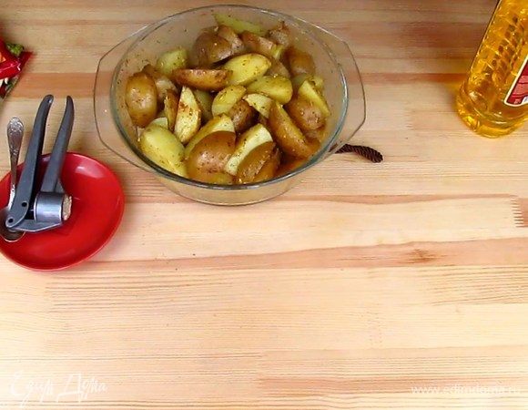 Картофель хорошо перемешайте со специями и маслом и отправляйте на противень выпекаться. Выпекаю я приблизительно минут 40, но только потому, что хочу получить красивую румяную корочку. Если вам это не принципиально, то готовьте до готовности и ориентируйтесь на свою духовку.