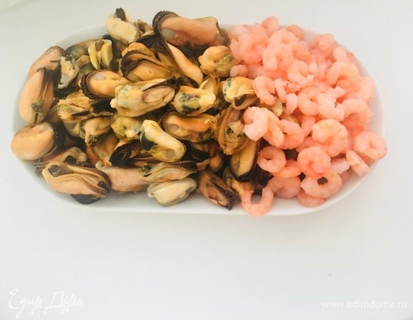 Отварить мидии ТМ «Магуро», очищенные креветки согласно инструкции на упаковке.