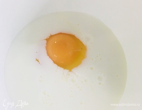В миску разбить 1 яйцо, к нему добавить молоко, муку и хорошо перемешать.