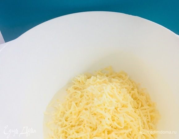 Добавляем к яичной смеси натертый сыр, соль, перец по вкусу (если сыр соленый, то солить не следует). Перемешиваем.