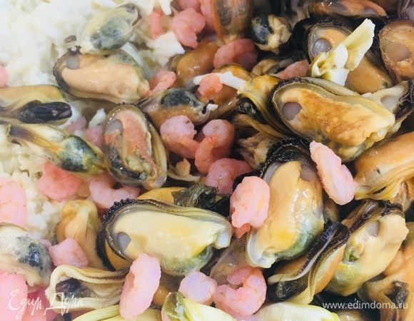 Даем остыть отварным мидиям и креветкам, перекладываем их к сырно-яичной смеси (можно добавить зелень).