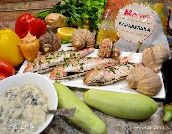 Подготовим все ингредиенты: барабульку мороженую ТМ «Магуро» разморозить, почистить чешую, отрезать плавники, выпотрошить, сделать надрезы по бокам. Для шашлычков: перец болгарский красный, желтый, кабачок, баклажан, лук красный.