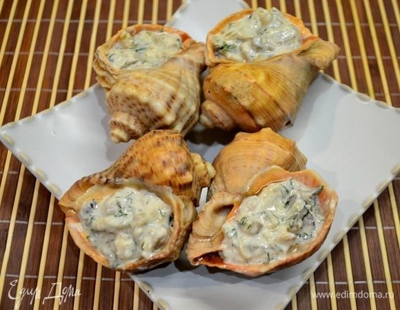 Подготовим грибной (у меня подберезовики) жюльен. Обжарить лук, грибы, добавить сливки, сыр, чеснок, перец, зелень. Готовым жюльеном наполняем ракушки.