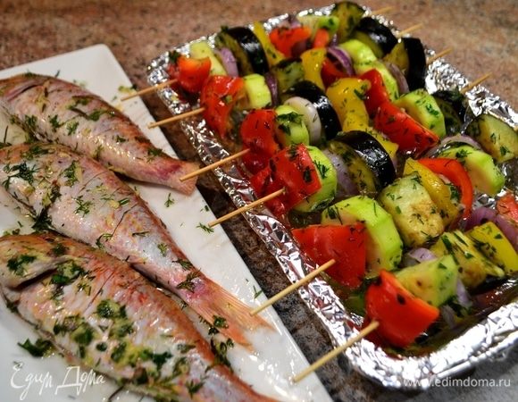 Подготовленную барабульку будем обжаривать на сковороде-гриль. Овощи наколоть на шпажки и отправить в духовку до готовности.