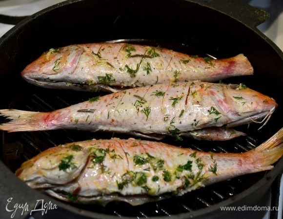 Барабульку обжарить с одной стороны до румяной корочки.