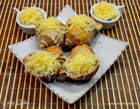 Жюльен в ракушках посыпать сыром и с овощными шашлыками отправить в духовку.