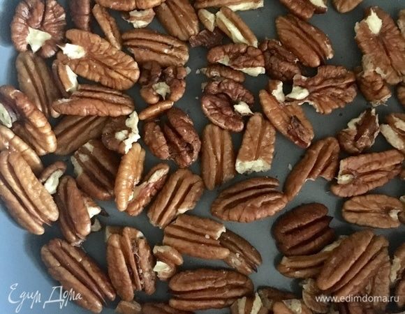 Начнем с приготовления карамельного соуса. Для него сперва нам понадобятся орехи. Можно брать любые, вкусно будет в любом случае. Просто у меня под рукой вновь оказался орех пекан. Освободить его от внутренних перегородок и обжарить на сухой сковороде. Снять со сковороды на время и немного порубить ножом на кусочки произвольного размера.