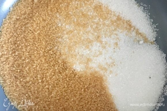 На той же сухой сковороде соединить два вида сахара: тростниковый и белый. Растопить сахар полностью, не перемешивая ничем. Как только сахар полностью расплавится, добавить предварительно измельченный орех пекан. Теперь можно перемешать, стараясь, чтобы каждый кусочек орешка полностью оказался в горячей карамели.