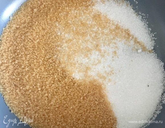 На той же сухой сковороде соединить два вида сахара: тростниковый и белый. Растопить сахар полностью, не перемешивая ничем. Как только сахар полностью расплавится, добавить предварительно измельченный орех пекан. Теперь можно перемешать, стараясь, чтобы каждый кусочек орешка полностью оказался в горячей карамели.