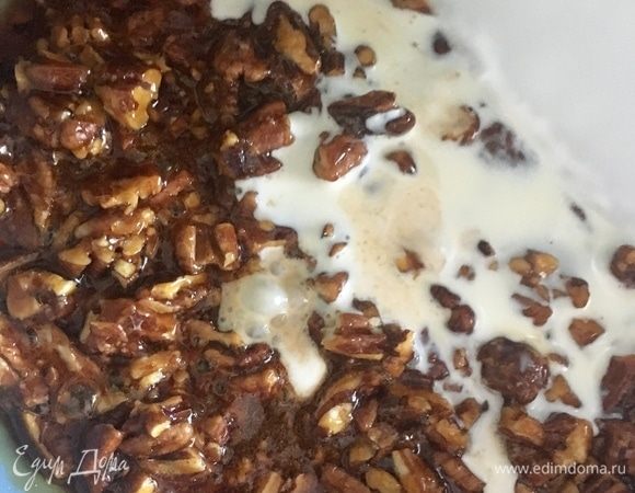 Как только полностью соединили орешки с карамелью, влить очень горячие сливки. Будьте осторожны! Масса начнет пузыриться. Перемешать.