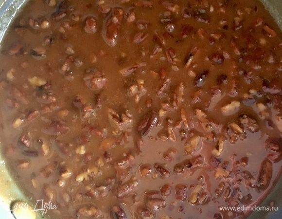 Как только масса станет однородной, добавить половину чайной ложечки соли. Еще раз перемешать и снять ореховую карамель с огня. Оставим ее на время.