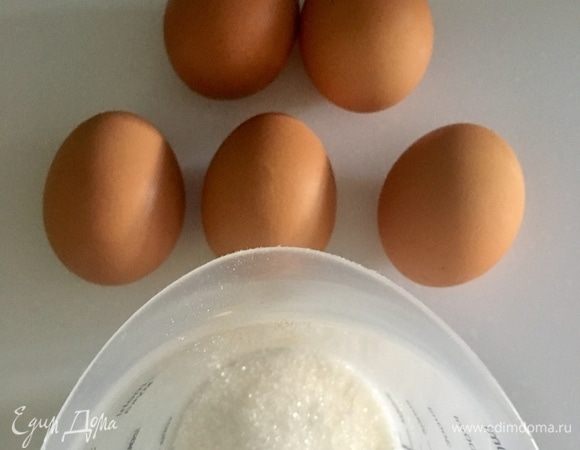Готовим английский крем. Для него нам понадобятся желтки пяти яиц. Белки — в сторону и отмерим сразу сахар.