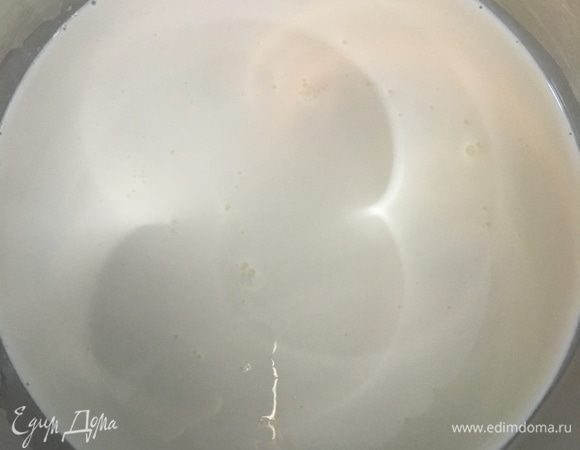 Сливки смешать с молоком и поставить на огонь. Прогреть практически до кипения, то есть до появления первых пузырьков.