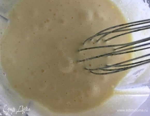 Пока сливки с молоком прогреваются, желтки смешать с сахаром. Я взбиваю всегда миксером до посветления массы и увеличения ее в объеме.