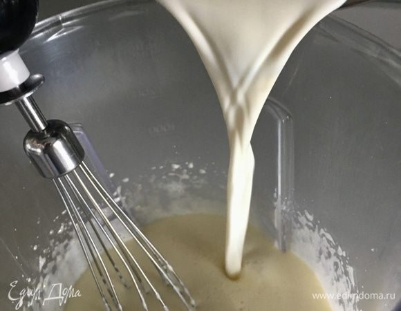 Как только по краям молочно-сливочной массы появились первые пузырьки, достаточно нагревать. Тонкой струйкой необходимо влить горячие сливки в сахарно-желтковую массу. При этом продолжаем работать венчиком.