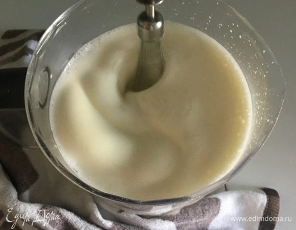 Я всегда взбиваю всю массу до пышной пены и только потом переливаю обратно в кастрюльку и возвращаю на огонь.