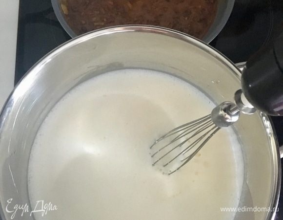 Теперь варим английский крем на маленьком огне примерно 10 минут, постоянно работая венчиком. Варим до того момента, пока не почувствуете через венчик, что масса стала гуще. А сам венчик начнет оставлять после себя характерные следы. Будьте внимательны. Смесь ни в коем разе не должна закипеть, в противном случае у нас получится сладкий омлет вместо холодного мороженого. Пока варится английский крем, карамель с орешками терпеливо нас дожидается на заднем фоне.