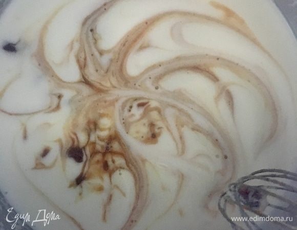 Теперь добавляем в английский крем карамель. Оставьте немного соуса для подачи.