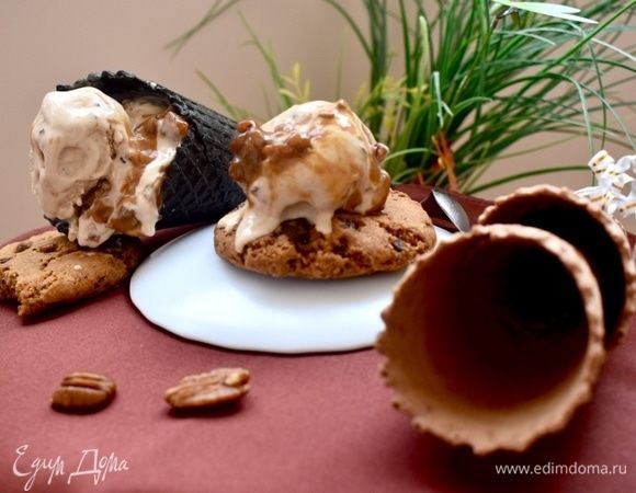 Подать мороженое можно и в рожках, и без всего в креманочке или еще как вам такой вариант — «шайбочка» любимого хрустящего печенья, а сверху — шарик мороженого и карамель. Рецепт печенья на фото выставляла только вчера. Очень вкусно, до неприличия вкусно! Кремовая нежная текстура домашнего мороженого в сочетании со смелой, немного, я бы сказала, брутальной сладко-соленой карамелью и хрустящими бусинками орешков. Это сладкая освежающе-бодрящая бомба! Такое мороженое не сравнится ни с одним покупным мороженым из магазина.