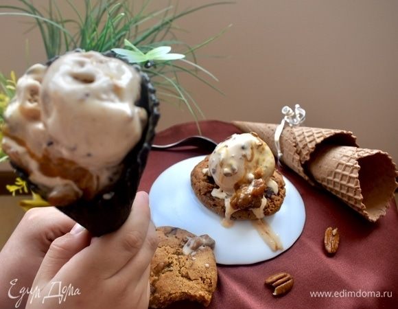 Фотографировать было в этот раз очень сложно по двум причинам. Само мороженое начинало предательски таять, и шарики с печенья и рожка хотели убежать. А еще маленькие сластены этот самый рожок хотели стащить. Так и получился финальный кадр съемки. Рожок «ушел» и был съеден с огромным удовольствием и просьбами «еще»! Угощайтесь и вы!