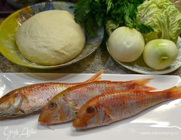 Подготовим ингредиенты: барабульку ТМ «Магуро» разморозить, почистить чешую, отрезать плавники, выпотрошить. Лук нарезать мелкой соломкой, листья салата нарезать соломкой. Заранее приготовить дрожжевое тесто. Можно покупное дрожжевое или слоеное.