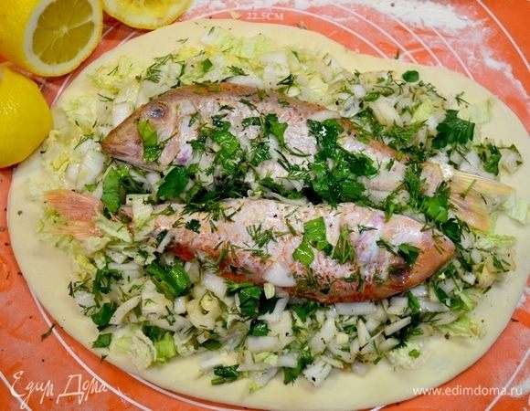 Раскатываем тесто, выкладываем на противень, смазанный маслом, первый слой — листья салата, соломкой лук репчатый, рыбу пропитанную специями, затем зелень, полить немного ароматным подсолнечным маслом, соком лимона.