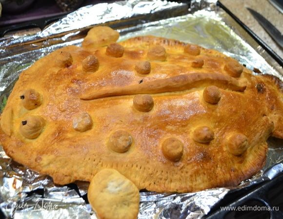 Рыбник готов! Остается смазать сливочным маслом, накрыть полотенцем и дать 10 минут рыбнику отдохнуть.