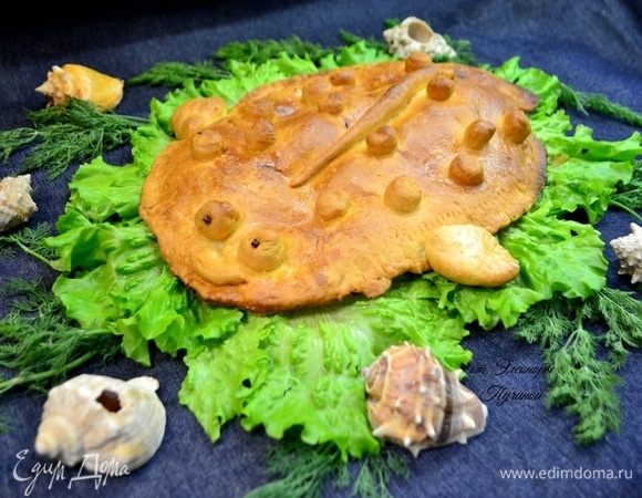 Раз уж у нас с помощью продукции ТМ «Магуро» получаются сказочно веселые и вкусные блюда, создадим при подаче антураж для нашей камбалы в форме морского дна, водорослей и ракушек:)