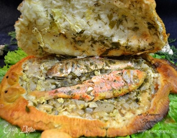 Начинаем аккуратно открывать наш рыбник. Какой неописуемый аромат и жар пошел, ммм... Остается быстрей взять себе порцию пирога с барабулькой!